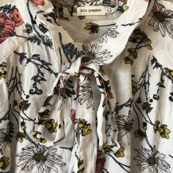 White floral peasant sleeve blouse - Picture 2 of 7